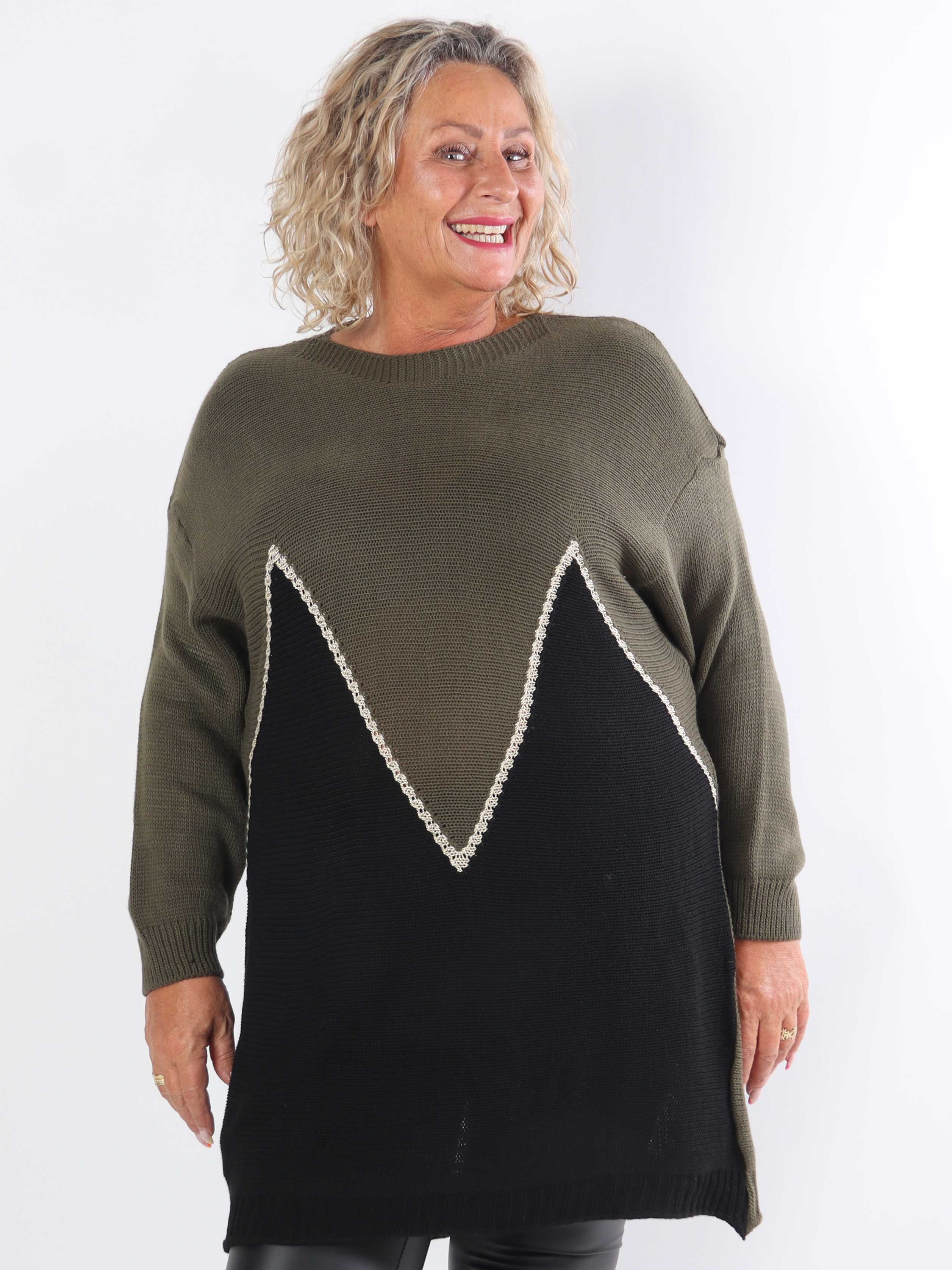 Amara - Tofarvet plus size strikkjole med gulddetaljer